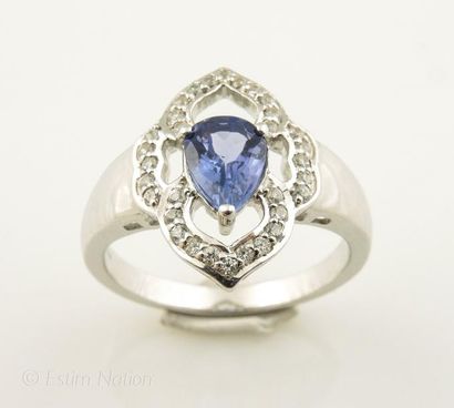 BAGUE TANZANITE TOPAZES BLANCHES
Bague en...