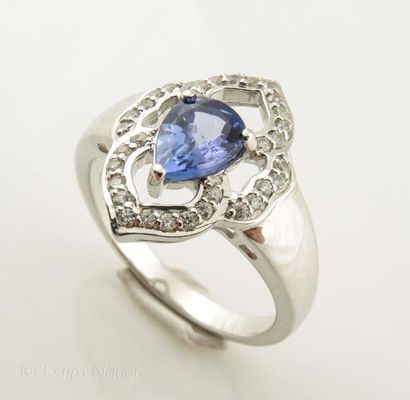 BAGUE TANZANITE TOPAZES BLANCHES
Bague en...