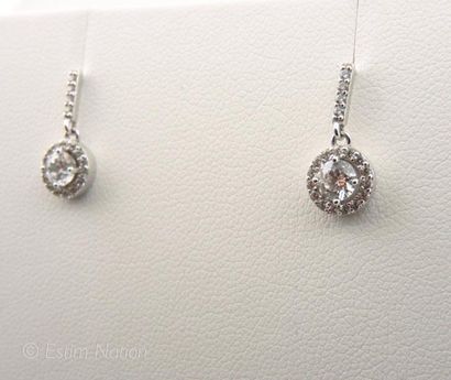 PAIRE DE PENDANTS D'OREILLES EN ARGENT ET...