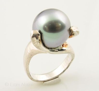 BAGUE PERLE FANTAISIE
Importante bague en...