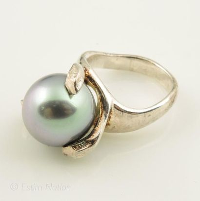 BAGUE PERLE FANTAISIE
Importante bague en...