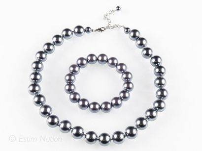 PERLES FANTAISIE
Demi parure comprenant un...