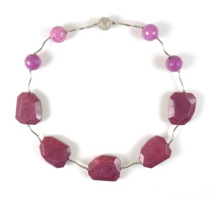 COLLIER MODERNISTE
Collier en métal argenté...