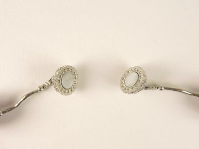 COLLIER MODERNISTE
Collier en métal argenté...