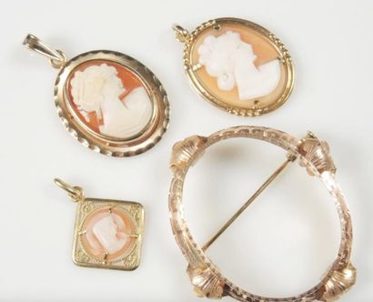 LOT DE PORTE-PHOTO ET PENDENTIF EN OR
Lot...