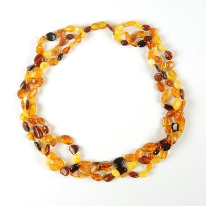 COLLIER AMBRE
Collier composé de 3 rangs...
