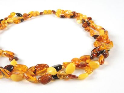 COLLIER AMBRE
Collier composé de 3 rangs...