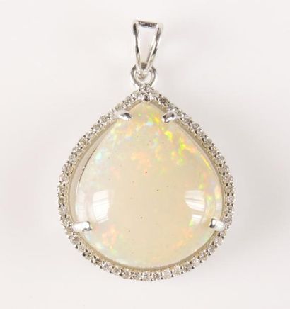 PENDENTIF OPALE DIAMANTS
Pendentif en or...