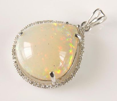 PENDENTIF OPALE DIAMANTS
Pendentif en or...