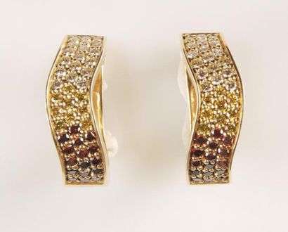 PAIRE DE BOUCLES D'OREILLES DIAMANTS DE COULEURS
Paire...
