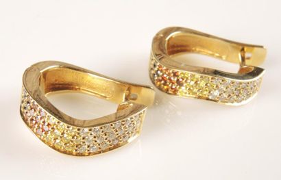 PAIRE DE BOUCLES D'OREILLES DIAMANTS DE COULEURS
Paire...