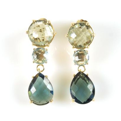 Paire de pendants d'oreilles en argent doré...