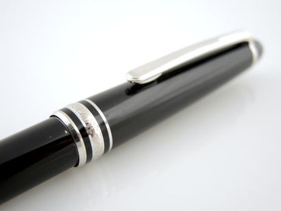 MONTBLANC
Stylo bille le corps en résine...