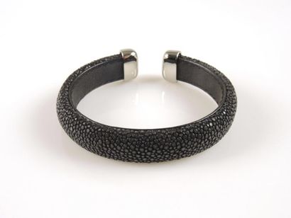 BRACELET GALUCHAT
Bracelet rigide gainé de...