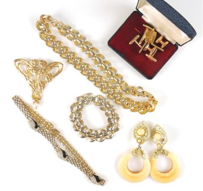 LOT DE BIJOUX fantaisie
Ensemble de bijoux...