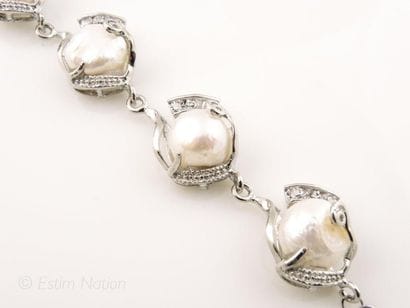 BRACELET PERLES
Bracelet en métal argenté...