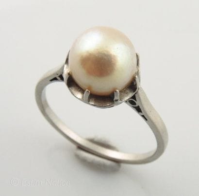 BAGUE PLATINE ET PERLE
Bague en platine (950°/00)...
