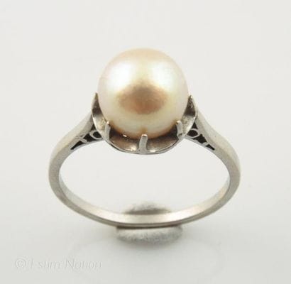 BAGUE PLATINE ET PERLE
Bague en platine (950°/00)...