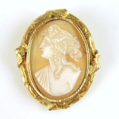 BROCHE CAMÉE
Broche ronde en métal doré à...