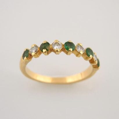Demi alliance en or jaune 18K 750/°° présentant...