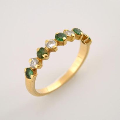 Demi alliance en or jaune 18K 750/°° présentant...