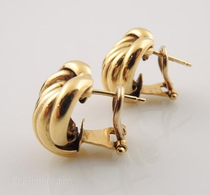 PAIRE DE BOUCLES D'OREILLES CŒURS EN OR
Paire...