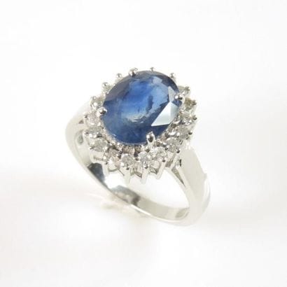 Bague marguerite en or 18ct 750/°° centrée...