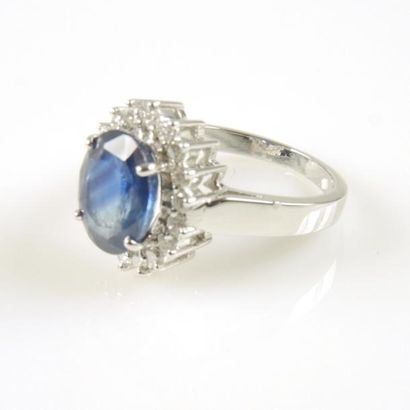 Bague marguerite en or 18ct 750/°° centrée...