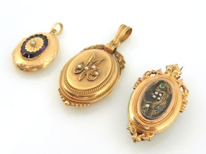 TROIS BROCHES ET PENDENTIFS
Une broche et...