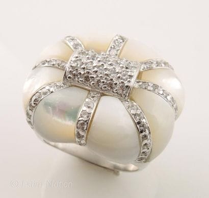 BAGUE NACRE
Importante bague dôme en argent...