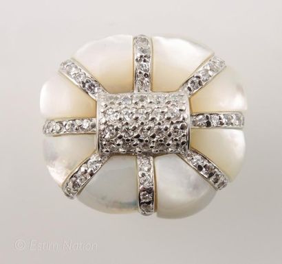 BAGUE NACRE
Importante bague dôme en argent...