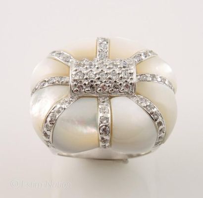 BAGUE NACRE
Importante bague dôme en argent...