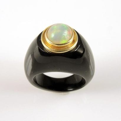 BAGUE ONYX OPALE
Bague en onyx centrée d'une...