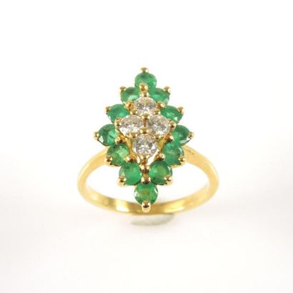 BAGUE MARQUISE EN OR EMERAUDES ET DIAMANTS
Bague...
