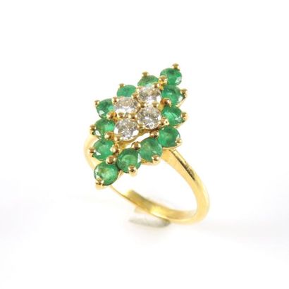 BAGUE MARQUISE EN OR EMERAUDES ET DIAMANTS
Bague...