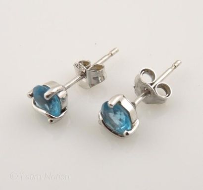 PAIRE DE CLOUS D'OREILLES OR ET AIGUE-MARINE
Paire...