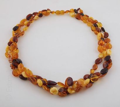 COLLIER AMBRE
Collier composé de 3 rangs...