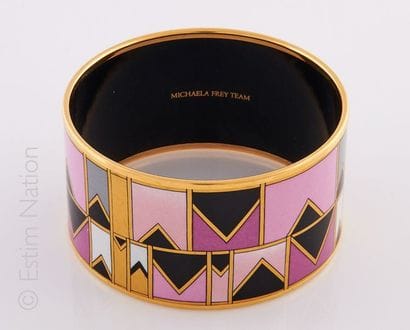 Michaela Frey
Bracelet rigide en métal doré...