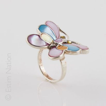 BAGUE PAPILLON
Bague en argent (925/°°) rehaussée...