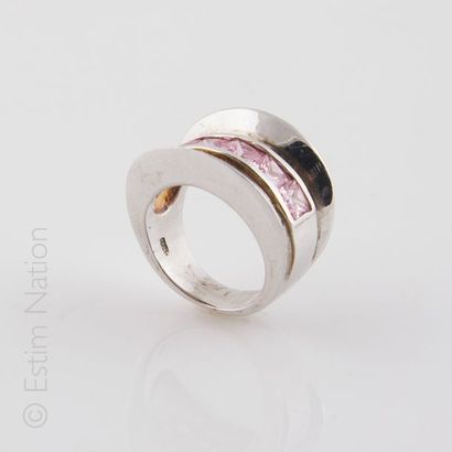 BAGUE BANDEAU
Bague en argent (925/°°) sertie...