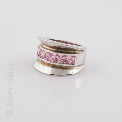 BAGUE BANDEAU
Bague en argent (925/°°) sertie...