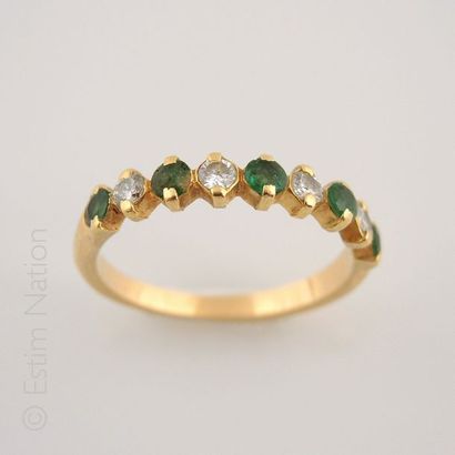 Demi alliance en or jaune 18K 750/°° présentant...