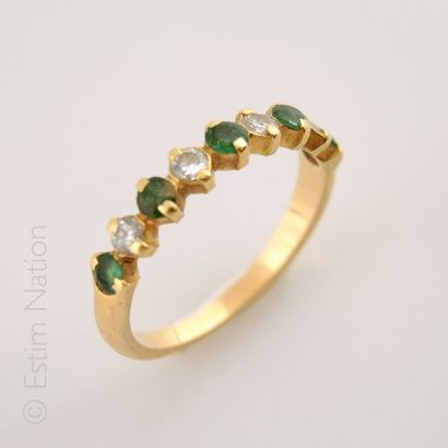 Demi alliance en or jaune 18K 750/°° présentant...