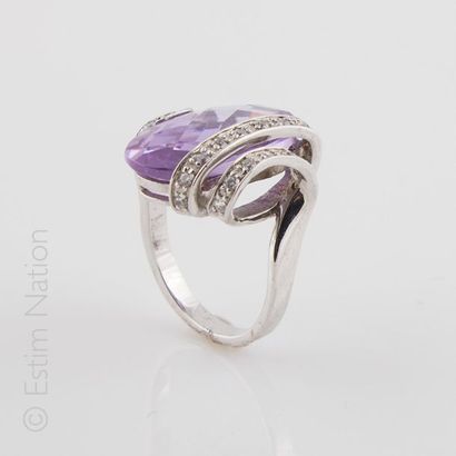 BAGUE FANTAISIE
Importante bague en argent...