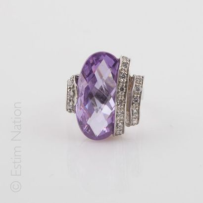 BAGUE FANTAISIE
Importante bague en argent...