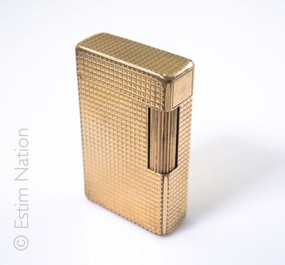 DUPONT
Briquet à gaz en métal doré à motif...
