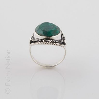Bague Emeraude
Bague en argent (925/°°) centrée...