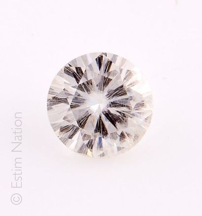 Moissanite taillé en brillant pesant environ...