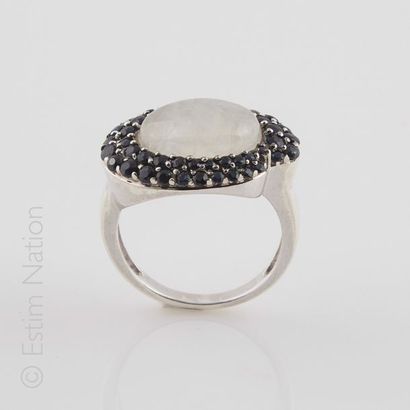 BAGUE PIERRE DE LUNE SAPHIRS
Bague en argent...