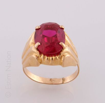 BAGUE ANNEES 40
Bague en or jaune 18K (750/°°)...
